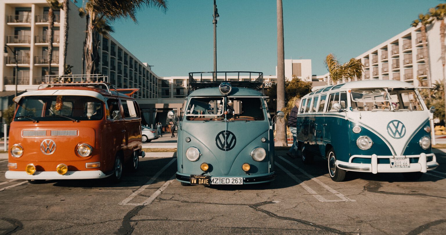 volkswagenbusjes op een rij