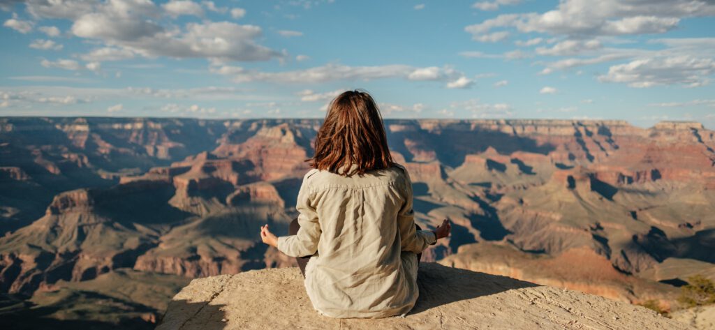 spirituele plekken in de wereld vrouw mediteert