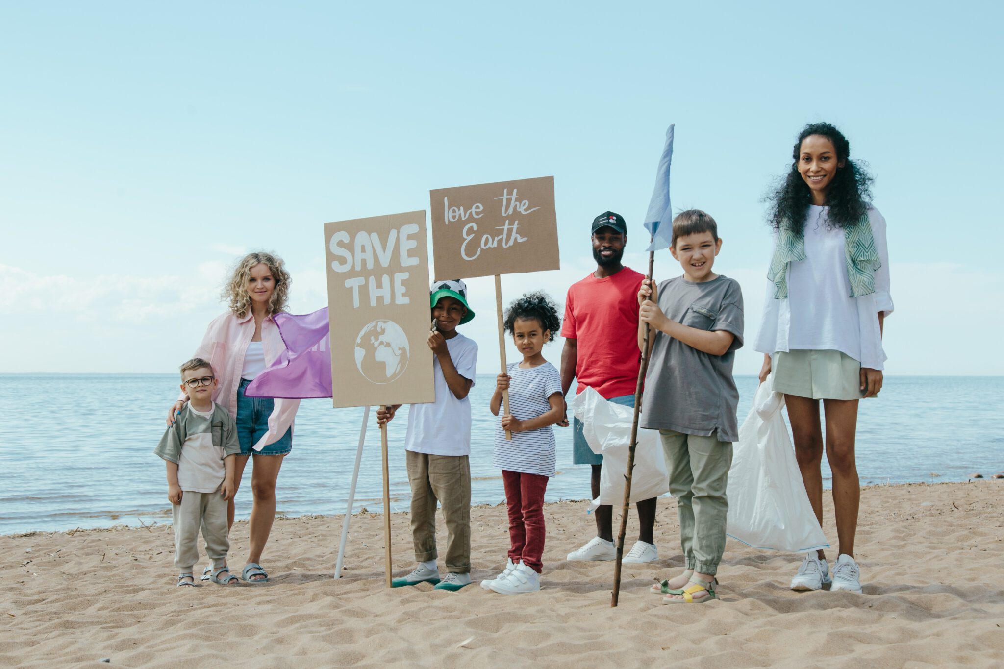 vrijwilligers bij een beach clean-up op het strand