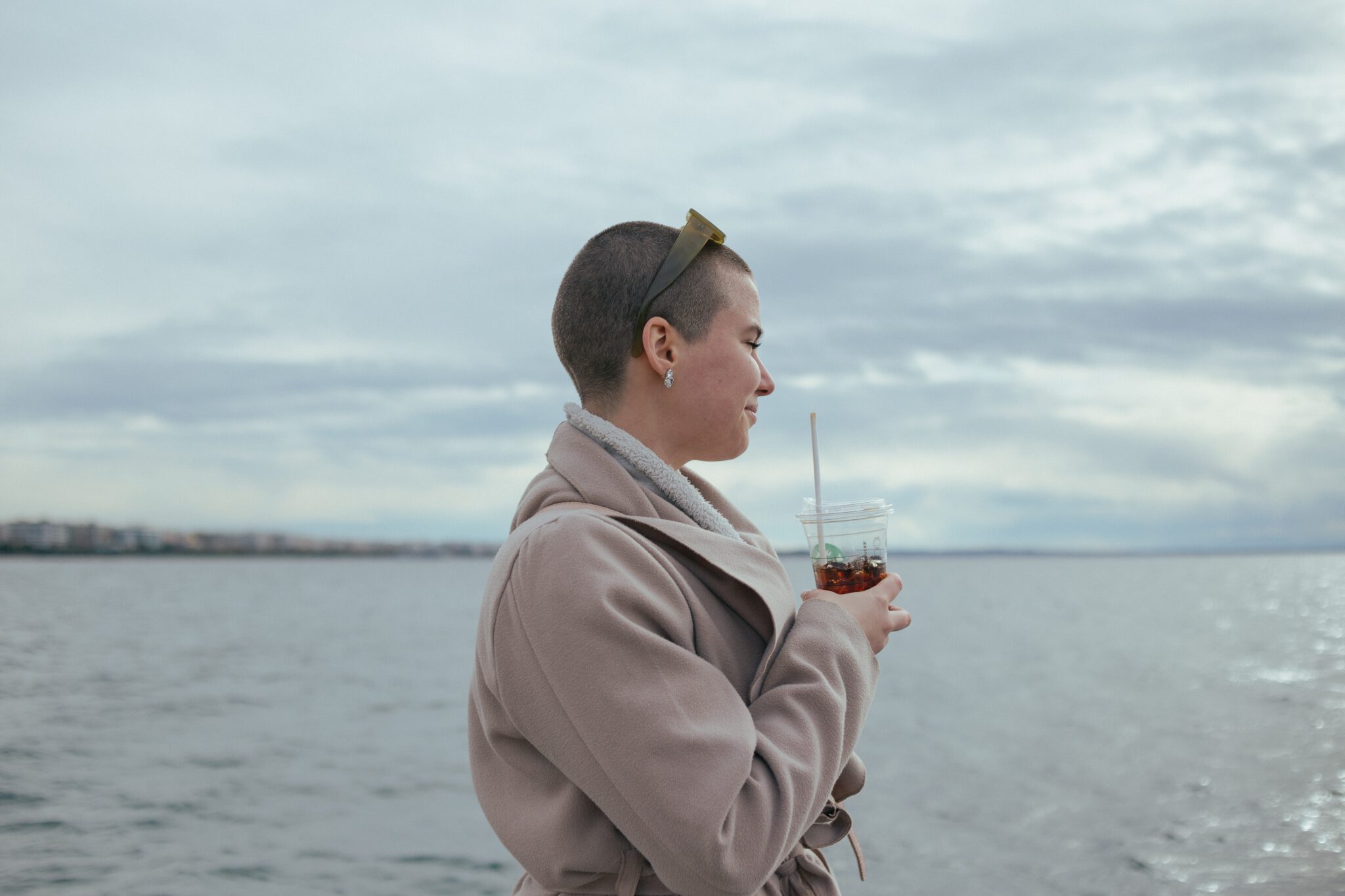 vrouw drinkt koffie in vroege ochtend