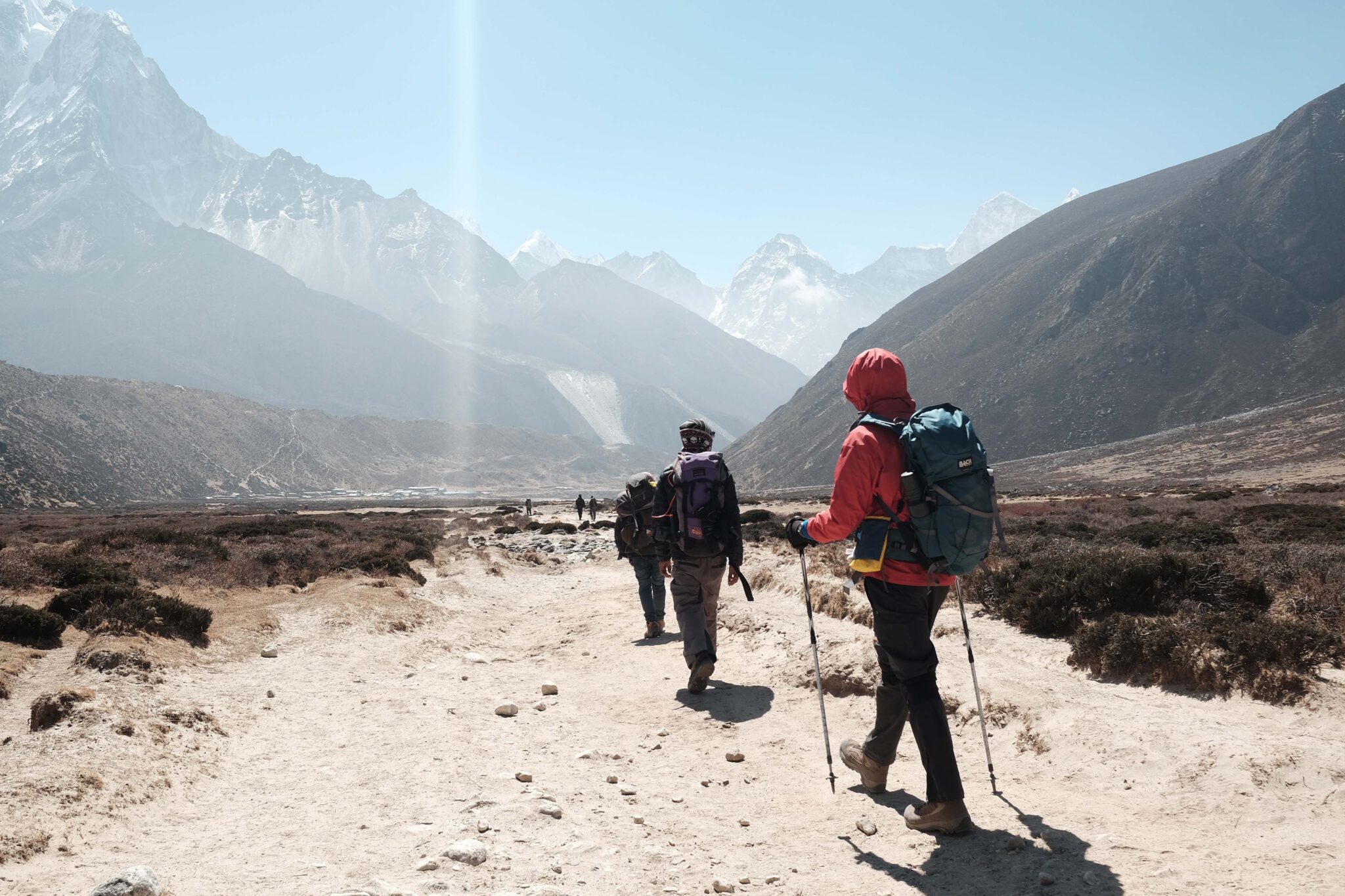 groep is aan het wandelen in Nepal