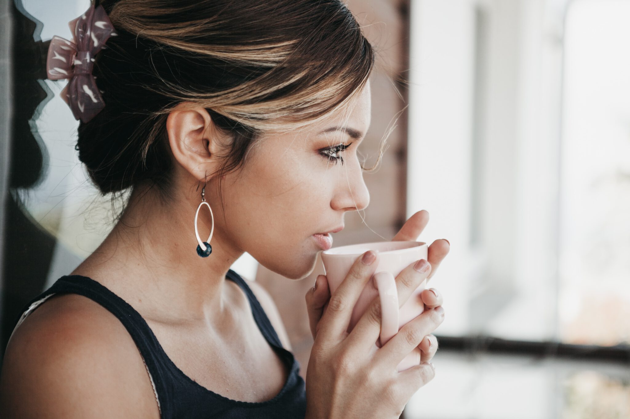 vrouw houdt kop koffie vast