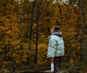 vrouw in herfst volgt Ayurveda leefregels