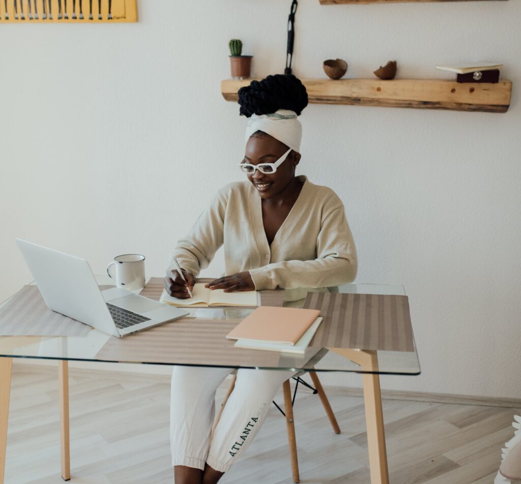 Vrouw schrijft aan bureau