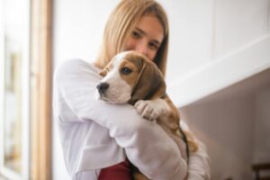 vrouw knuffelt met haar hond