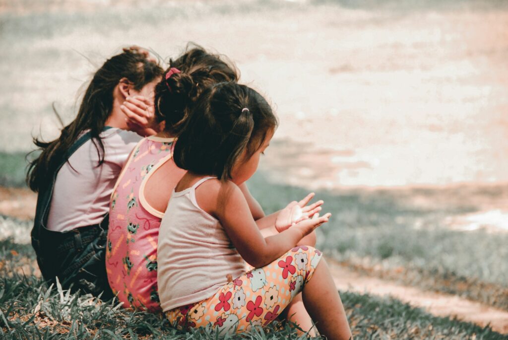 kinderen spelen in de modder