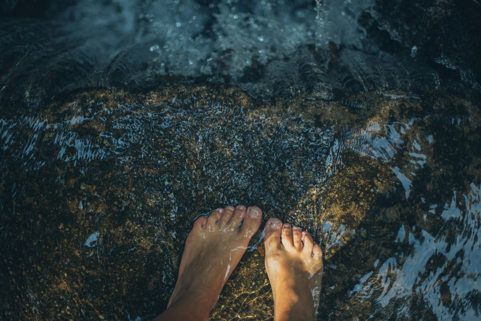 voeten met grote teen in het water